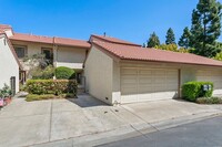 Building Photo - Spacious Huntington Beach Townhome