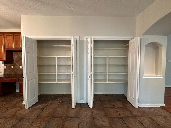 Building Photo - 9210 Memorial Grove Dr