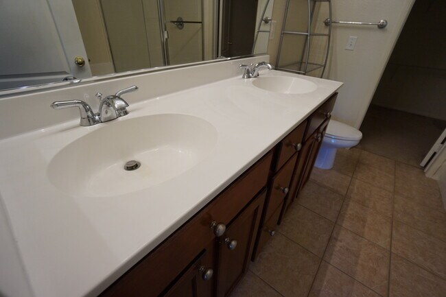 Building Photo - Beautiful 3 Bedroom Condo in Rancho!