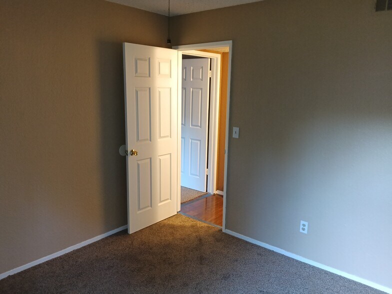 Building Photo - 6724 Plymouth Rd