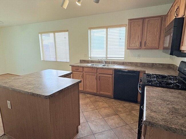 Building Photo - 3-bedroom, 2-bathroom home with walled bac...