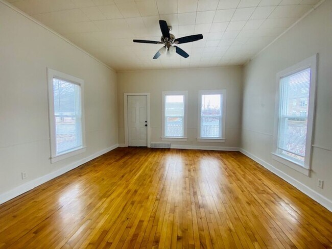 Building Photo - Spacious 2 Bedroom Single Family Home Available Soon!