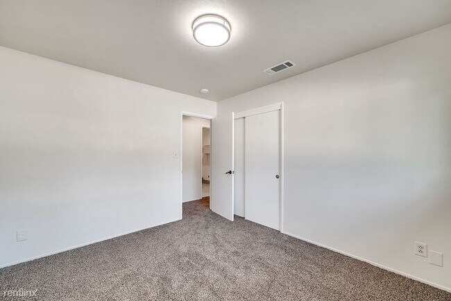 Building Photo - 2 br, 1 bath Duplex - 135 Warren Avenue B