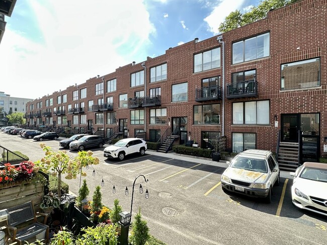 Building Photo - 959 W Grace St