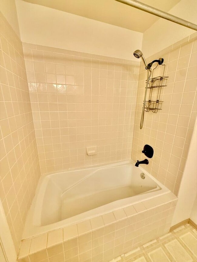 Building Photo - Cozy Two Bed/Two Bath Condo in Convenient ...