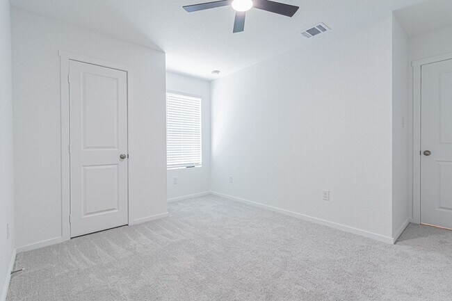 Building Photo - MOVE IN READY 4 BD | 2 BA | 2 CAR GARAGE B...