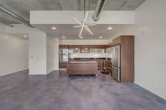 Building Photo - Modern Loft with City View