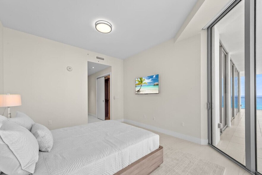 Building Photo - 3100 N Ocean Dr