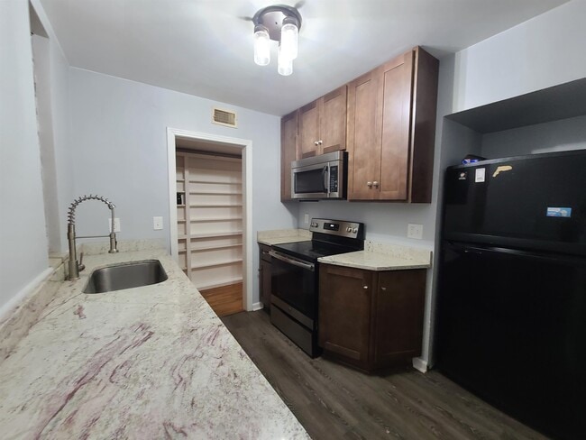 Building Photo - 207 Edwards St