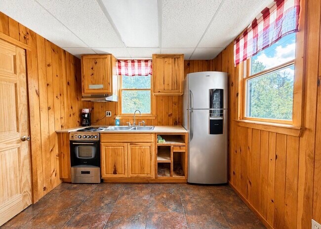 Building Photo - 530 Cascade Valley Rd