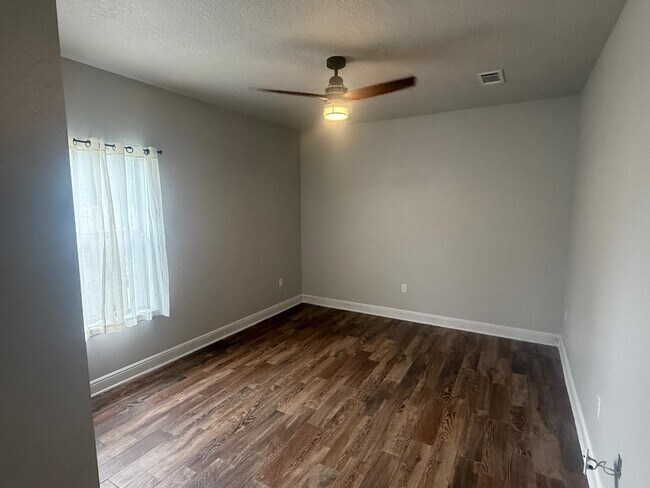 Building Photo - 305 Mango Ln