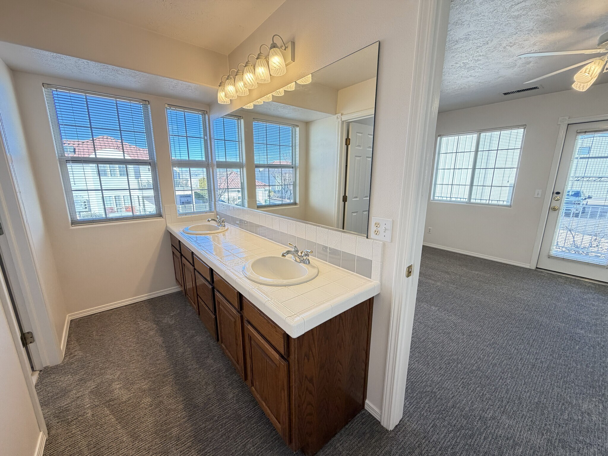 Building Photo - 1200 Glen Canyon Dr