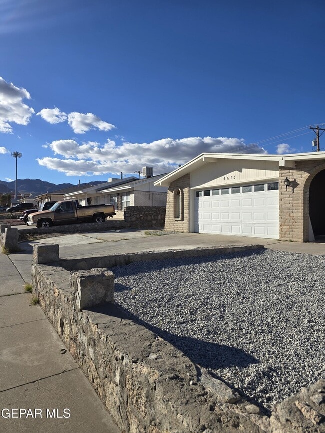 Building Photo - 4613 Sun Valley Dr