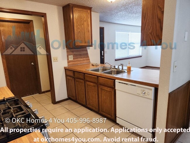 Building Photo - NW OKC 2 Bed Duplex! 25% Move-in Discount ...