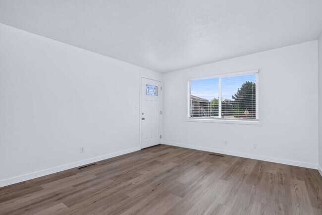 Building Photo - 2bd, 1b Cozy Home awaits in Boise Bench!