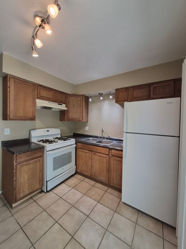 Building Photo - One Bedroom Apartment