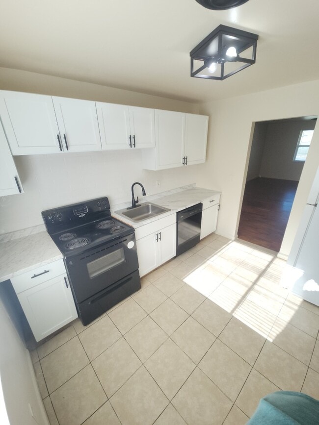 Primary Photo - 9921 Sloane Square