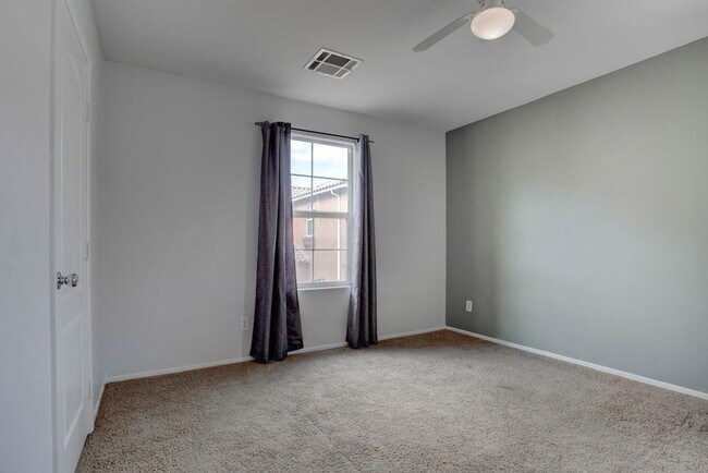 Building Photo - 27 Hudson Canyon St