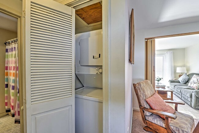 Building Photo - 352 Shore Rd