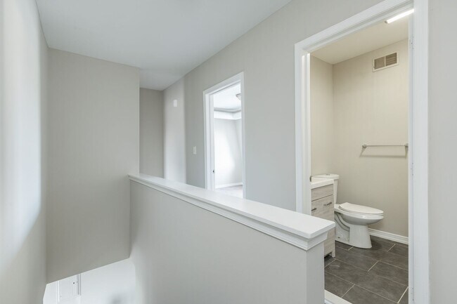 Building Photo - 1422 W Girard Ave