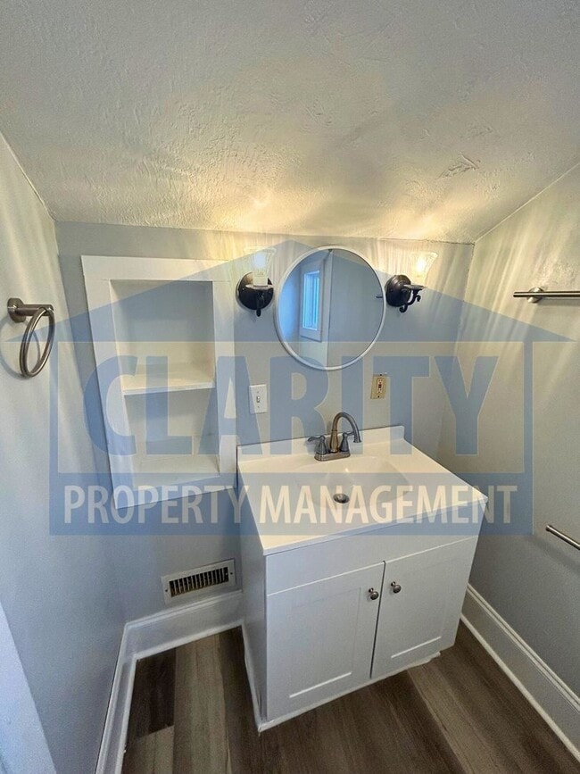 Building Photo - One bedroom apartment across from Lee University!