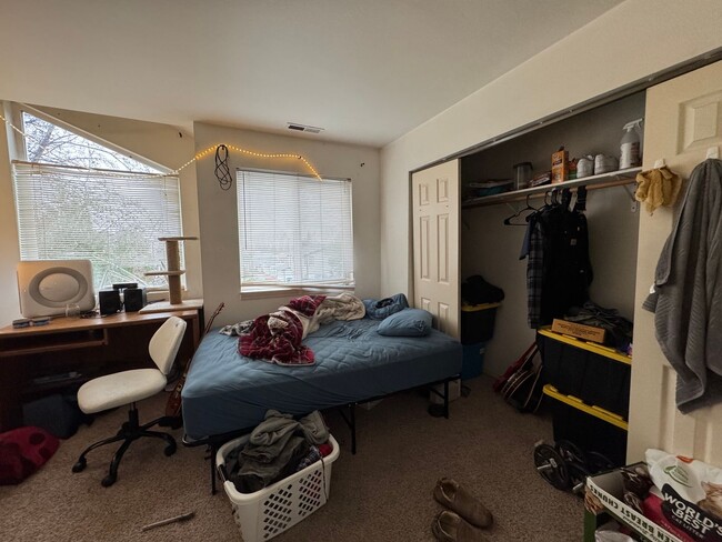 Building Photo - 3 Bed 1.5 Bath Townhouse w/ Garage Close t...