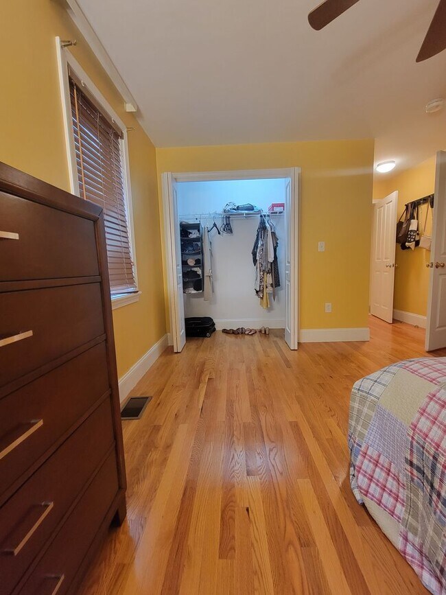 Building Photo - Spacious and Rare 3 Bd 2 Bath Near Fort Hill With Off Street Parking