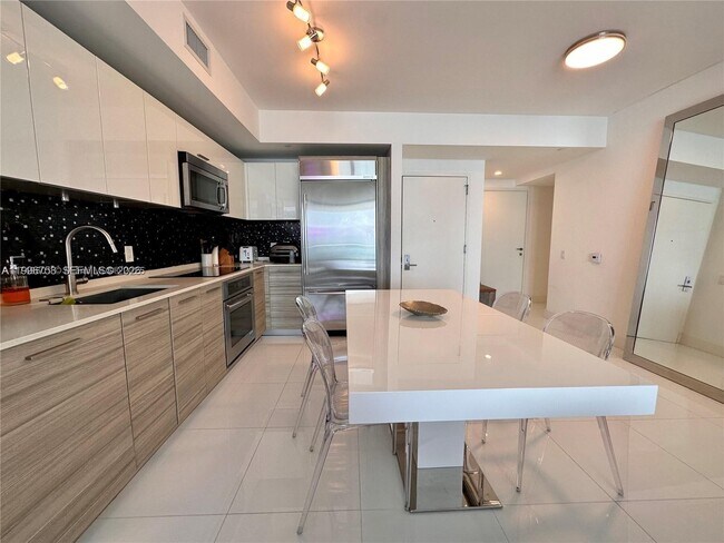 Building Photo - 1300 Brickell Bay Dr