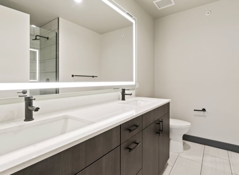 Building Photo - 1333 W Lake St