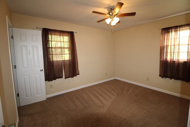 Building Photo - 2413 Hunt Club Rd