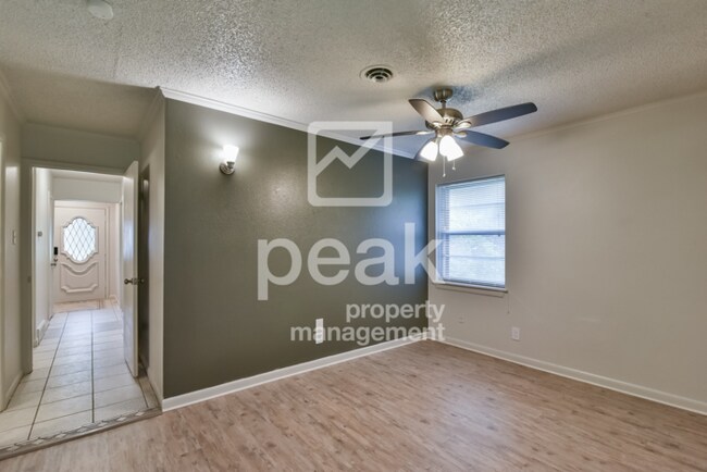 Building Photo - $1650! 3Bed home! Free Application BLACK FRIDAY DEAL Ends 11/29!