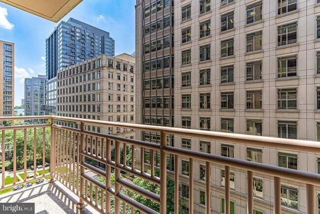 Building Photo - 888 N Quincy St