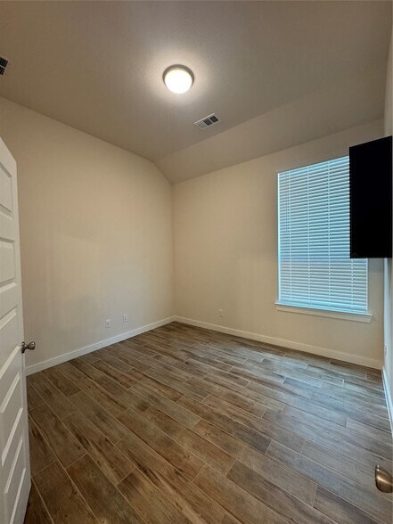 Building Photo - 504 Evergreen Rd