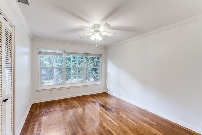Building Photo - TERRELL HILLS 3-BEDROOM, SINGLE STORY