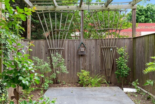 Building Photo - Available Now! 4 Bedroom  3.5  Bathroom Townhouse //Woodley Park// Garage, Driveway & 3 Levels of...