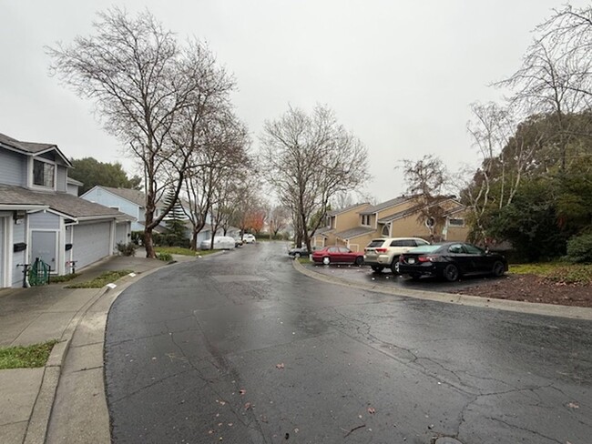 Building Photo - 3-Bedroom Pinole Townhouse with Spacious L...