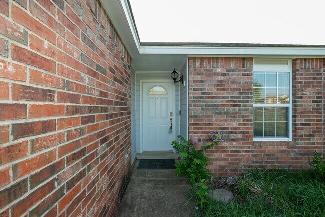 Building Photo - 3 Bed / 2 Bath in Collinsville!
