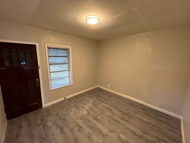 Building Photo - Renovated 3 bedroom 1 Bath with Detached G...