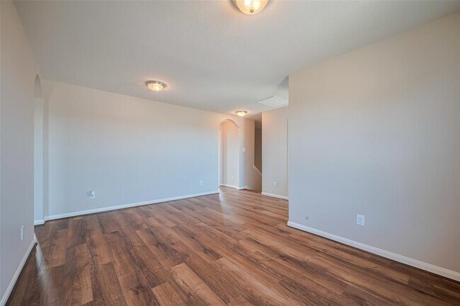 Building Photo - 5123 Oak Briar Ln