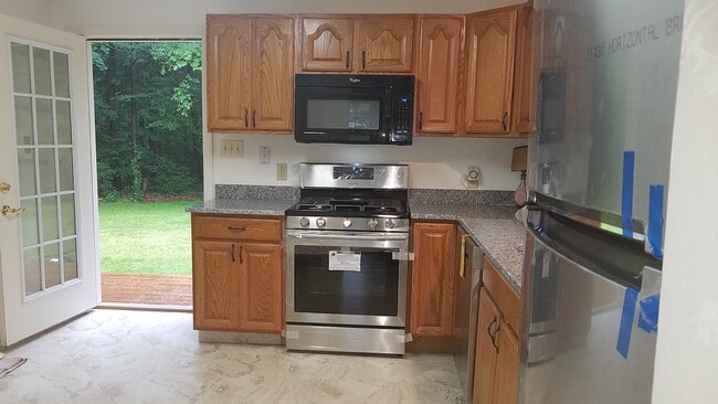 Building Photo - 68 Blatchley Ave