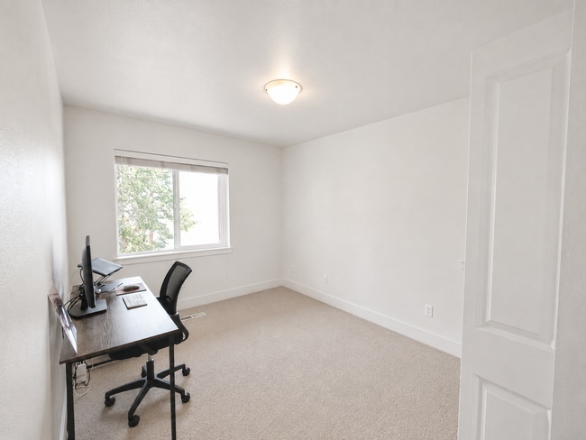 Building Photo - Light-Filled Bend Split-Level with Mountain Views & Flexible Space