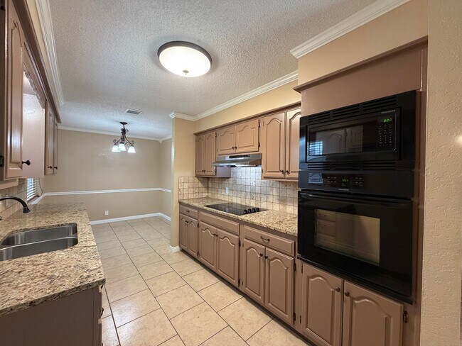 Building Photo - 3-bedroom, 2-bath rental in the heart of Tulsa, located in the highly desirable Union School Dist...