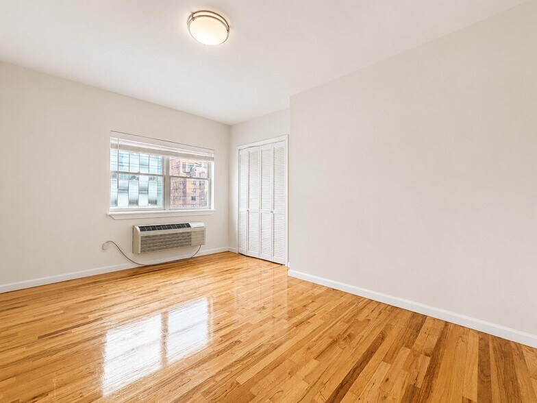 Building Photo - 401 E 68th St