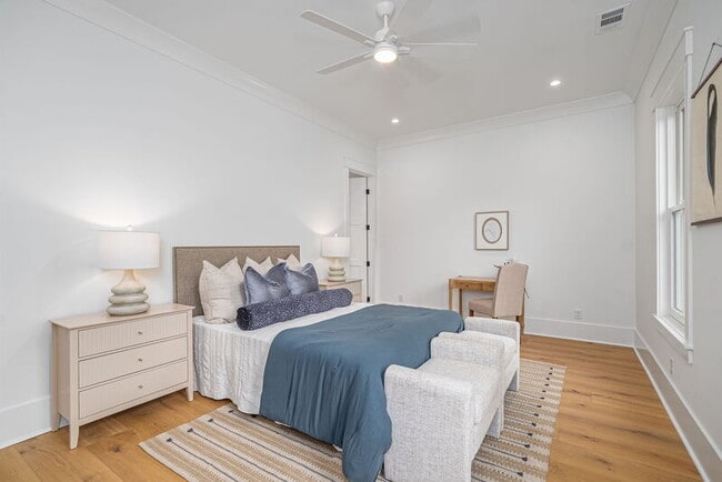 Building Photo - 302 W 38th St