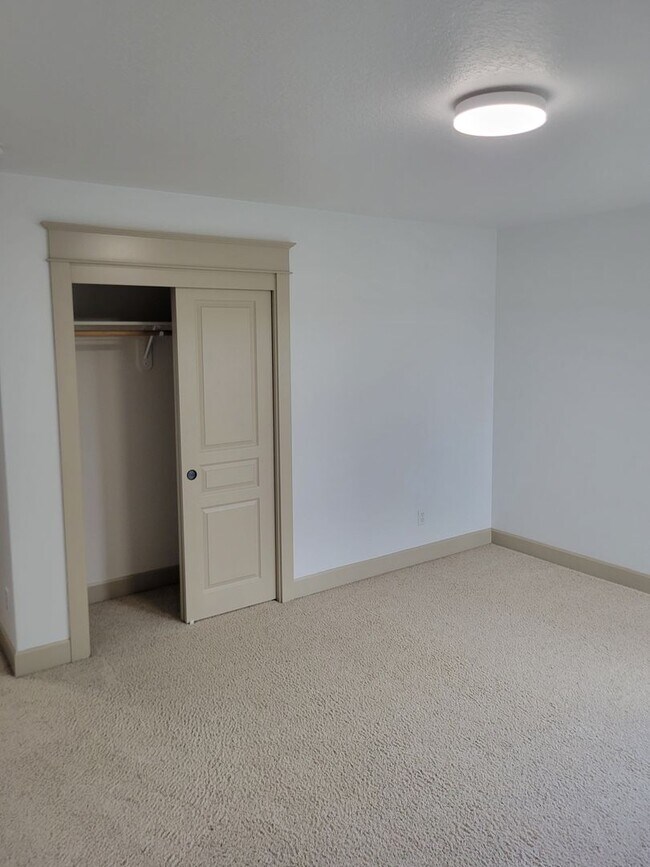 Building Photo - Immaculate 5 Bedroom West Salem Home With a View