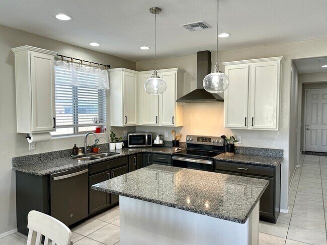 Building Photo - Fantastic Casa Vista home with 4 car garag...