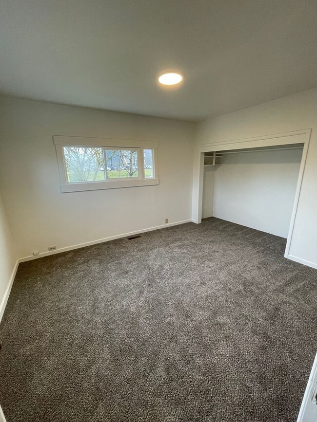 Building Photo - Fully remodeled 4 bedroom 1 bath home!