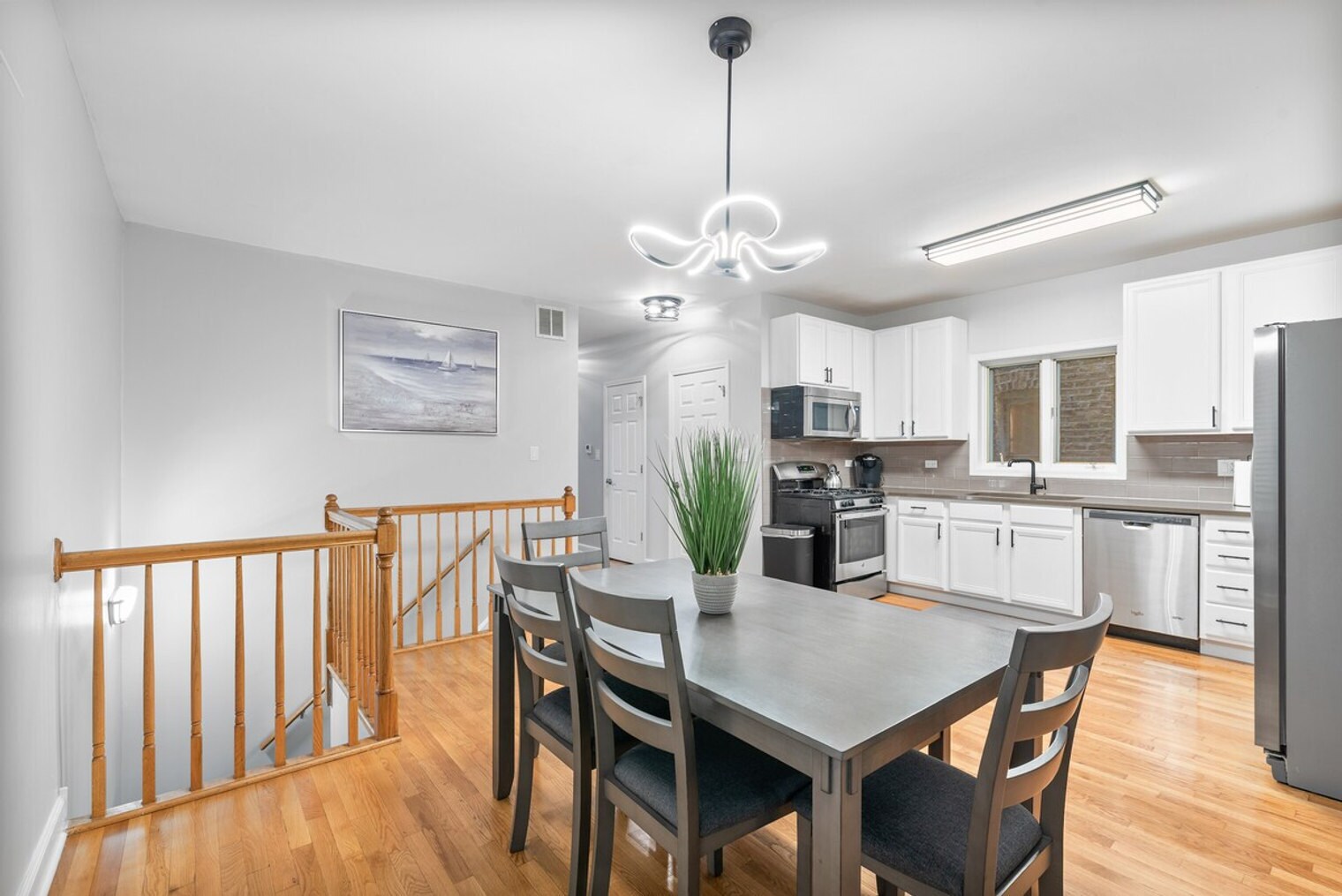 Building Photo - 1044 N California Ave