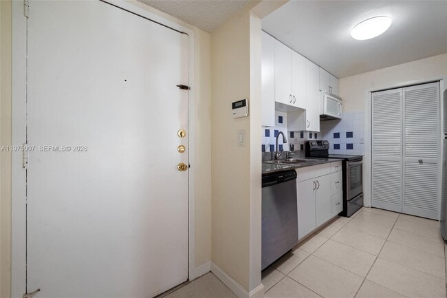 Building Photo - 303 Racquet Club Rd