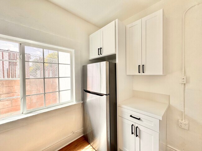 Building Photo - 617 S Soto St
